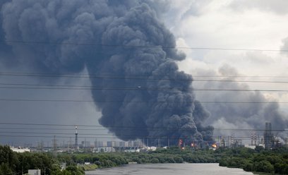 Moskwa, dym nad rafinerią po ataku ukraińskich dronów, 18 czerwca 2026 r.