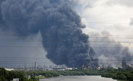 Moskwa, dym nad rafinerią po ataku ukraińskich dronów, 18 czerwca 2026 r.
