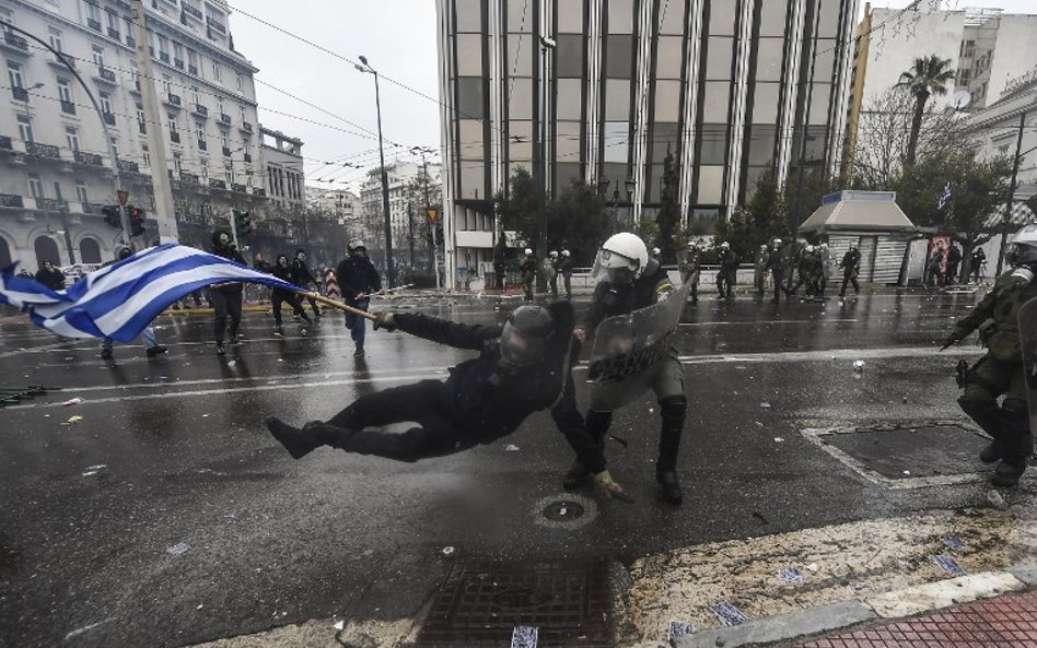 Grecy przeciw porozumieniu z Macedonią. Policja użyła gazu