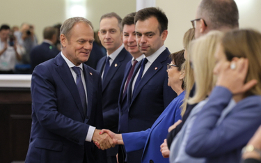 Premier Donald Tusk (L), wiceminister obrony narodowej Cezary Tomczyk (2L), szef KPRM Jan Grabiec (3