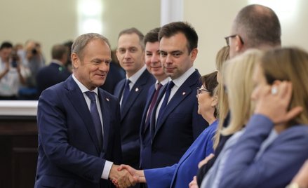 Premier Donald Tusk (L), wiceminister obrony narodowej Cezary Tomczyk (2L), szef KPRM Jan Grabiec (3