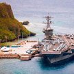 Lotniskowiec Thodore Roosevelt w bazie na wyspie Guam