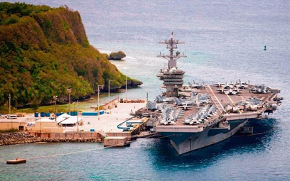Lotniskowiec Thodore Roosevelt w bazie na wyspie Guam