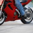 Motocykl w kosztach z kilometrówką