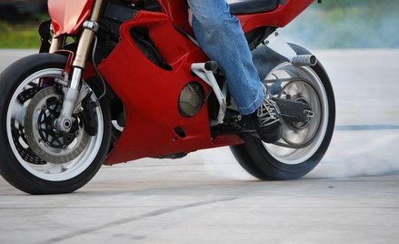 Motocykl w kosztach z kilometrówką