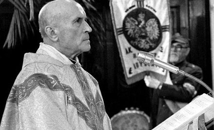 Ksiądz Stefan Niedzielak podczas mszy świętej odprawianej dla weteranów Armii Krajowej i Rodzin Katy