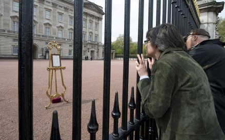 Przed Pałacem Buckingham pojawiła się informacja o narodzinach księżniczki