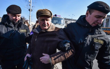 Funkcjonariusze OMONu w Mińsku zatrzymywali nawet emerytów