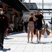 Rzecznik MZ apeluje do sprzedawców: nie wpuszczać klientów bez maseczek