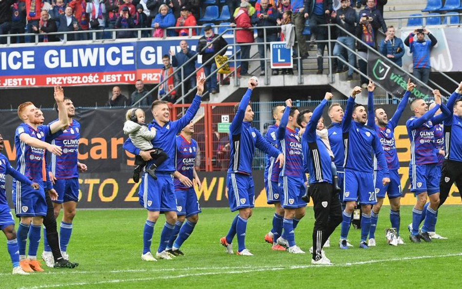 Piłkarze Piasta dziękują kibicom za doping po wygranym 2:1 w dramatycznych okolicznościach meczu z J