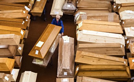 Ile osób zmarło w Polsce w 2021 r.? Dane mówią o wzroście liczby zgonów