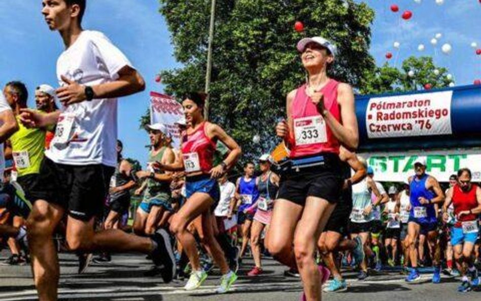 Podczas niedzielnego półmaratonu w Radomiu, tuż przed metą na stadionie miejskim zmarł jeden z uczes