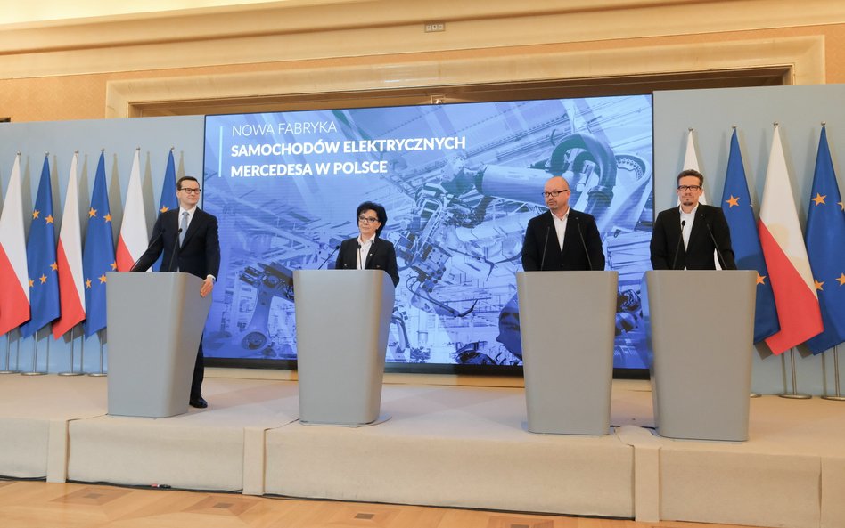 Premier Mateusz Morawiecki (L), marszałek Sejmu Elżbieta Witek (2L), członek zarządu Mercedes-Benz G