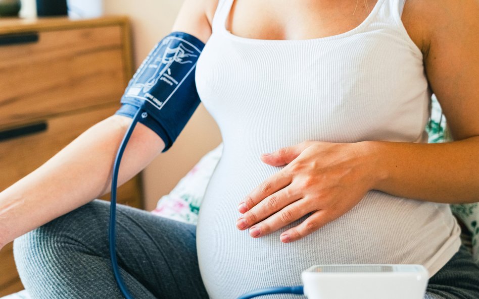 Podwyżka płacy minimalnej wiąże się z niższym wskaźnikiem nadciśnienia tętniczego w ciąży. Zaskakujące dane
