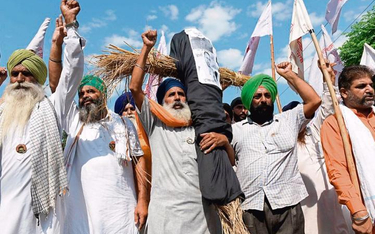 Rolnicy protestujący 4 października w Amritsarze w stanie Pendżab nieśli kukły czołowych polityków