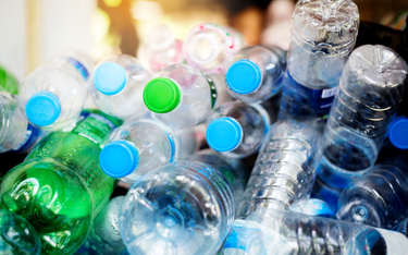 Rząd chce kaucji za butelki ze szkła i plastiku