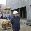 Dyrektor Teatru Powszechnego Jan Buchwald. Stan budowy teatru z grudnia 2009