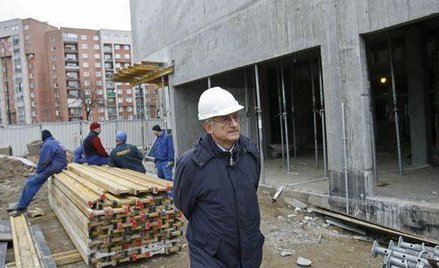 Dyrektor Teatru Powszechnego Jan Buchwald. Stan budowy teatru z grudnia 2009