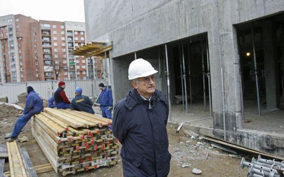 Dyrektor Teatru Powszechnego Jan Buchwald. Stan budowy teatru z grudnia 2009