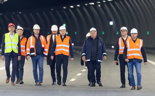 Prezydent RP Andrzej Duda (5L) oraz minister infrastruktury Andrzej Adamczyk (3P) podczas wizyty na 