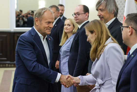 Premier Donald Tusk i minister funduszy i polityki regionalnej Katarzyna Pełczyńska-Nałęcz przed pos