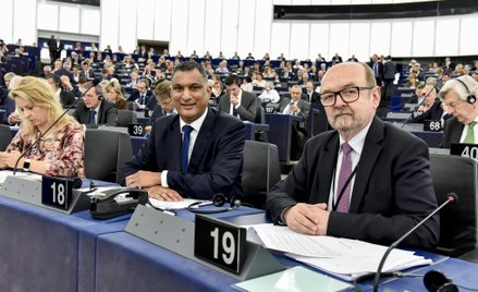 Legutko broni Orbana w PE. "Krasnoludki go nie wybrały"