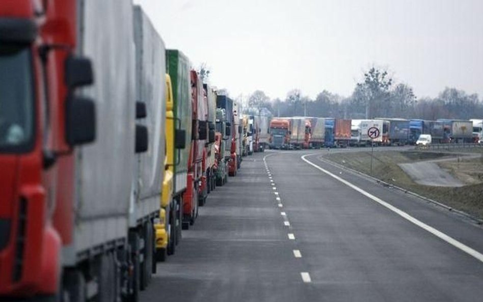 Gdańsk: Protest kilkudziesięciu ciężarówek ws. budowy parkingu w porcie