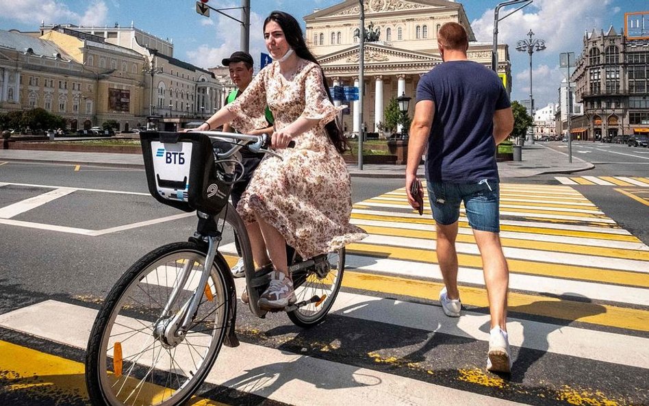 Życie wraca na moskiewski Plac Teatralny oraz do Teatru bolszoj (w tle)