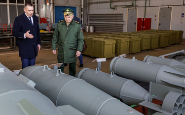 Siergiej Szojgu w fabryce amunicji w Rosji