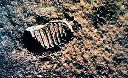 Jego lewa stopa:?odcisk buta Neila Armstronga w księżycowym pyle. Ma szanse przetrwać do 1001969 rok