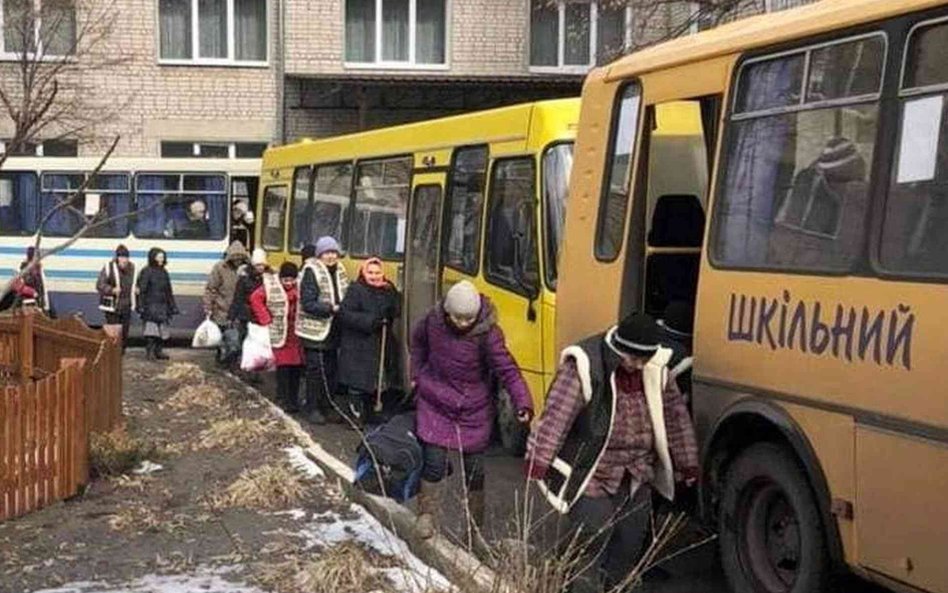 Mieszkańcy Izium podczas marcowej ewakuacji