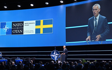 Sekretarz generalny Jens Stoltenberg wygłasza przemówienie na Forum Przemysłu NATO w Sztokholmie, 25