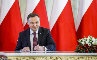 Marginalizowany dotąd prezydent Andrzej Duda próbuje zaistnieć w polskiej polityce.