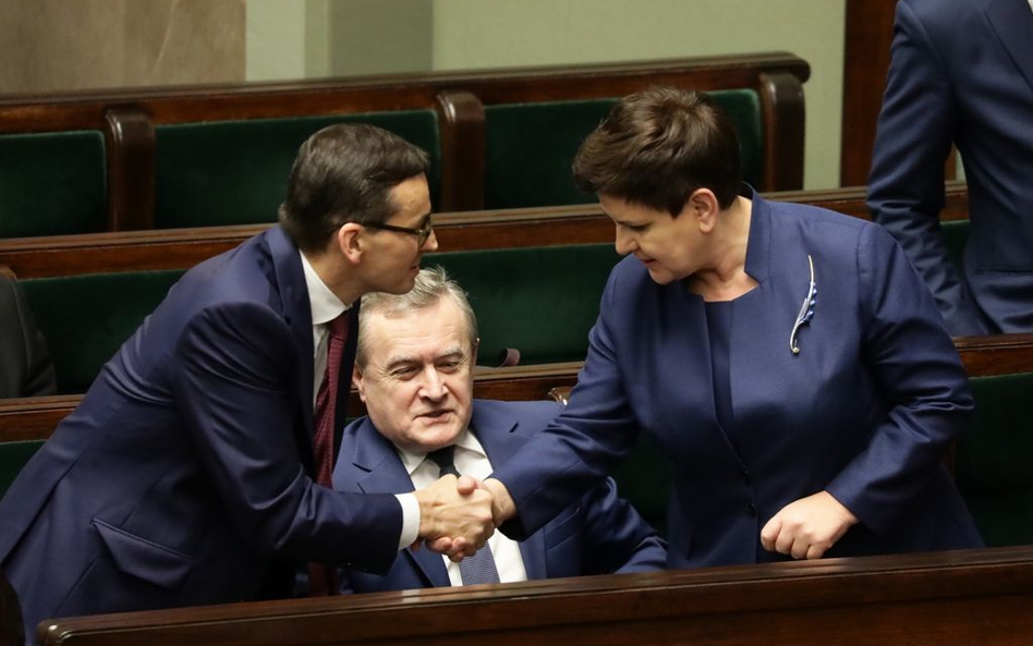 Nie zgadzał się na zmianę premiera. Chciał się podpalić