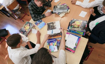 Kto dostanie nowe książki? Szkoły kupią podręczniki dla 1, 4 i 7 klas