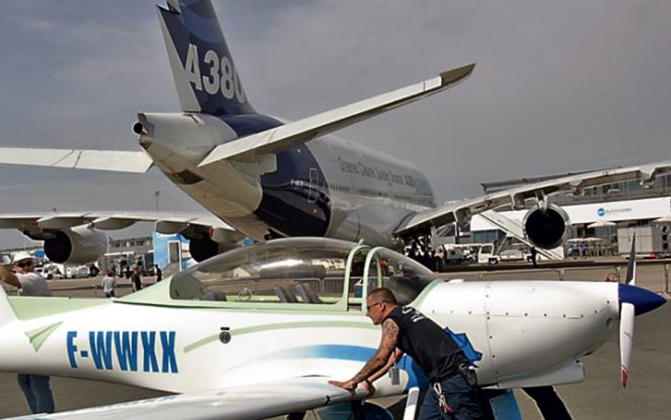 Ostatnie przygotowania przed dzisiejszym otwarciem salonu lotniczego w Le Bourget