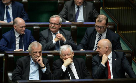 Posłowie Prawa i Sprawiedliwości: pierwszy rząd - szef KP PiS, wicemarszałek Sejmu Ryszard Terlecki,