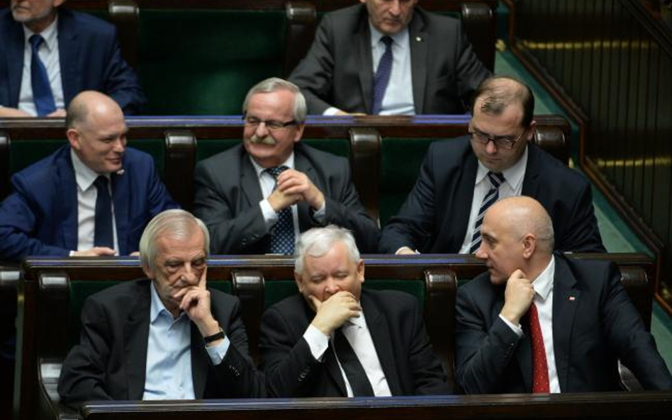 Posłowie Prawa i Sprawiedliwości: pierwszy rząd - szef KP PiS, wicemarszałek Sejmu Ryszard Terlecki,
