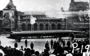 Sowiecka rakieta balistyczna R-12 podczas parady wojskowej na pl. Czerwonym w Moskwie, lata 60. XX w