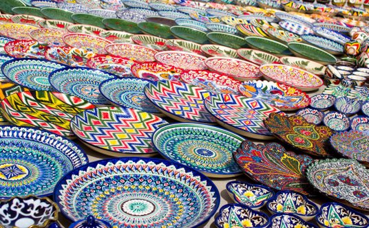 "Tradycyjne uzbeckie talerze na targu w Bucharze."