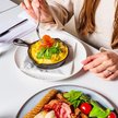 Jak pokazują najnowsze dane, popularność trendu solo dining wzrosła po okresie pandemii.