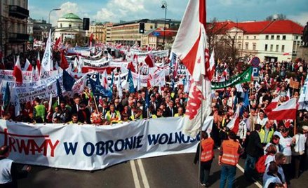 21 kwietnia w Warszawie na demonstracji w obronie TV Trwam i wolności mediów pojawiło się kilkadzies