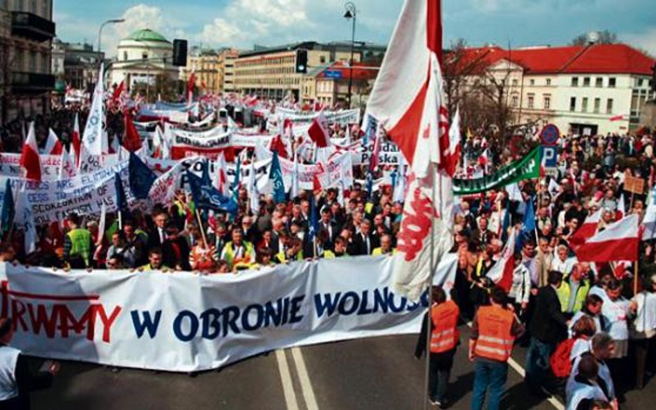 21 kwietnia w Warszawie na demonstracji w obronie TV Trwam i wolności mediów pojawiło się kilkadzies