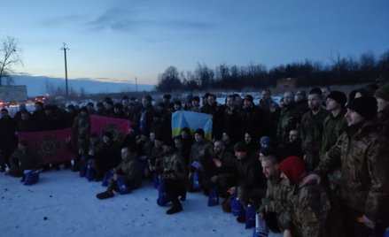 Ukraińscy jeńcy w drodze do domu