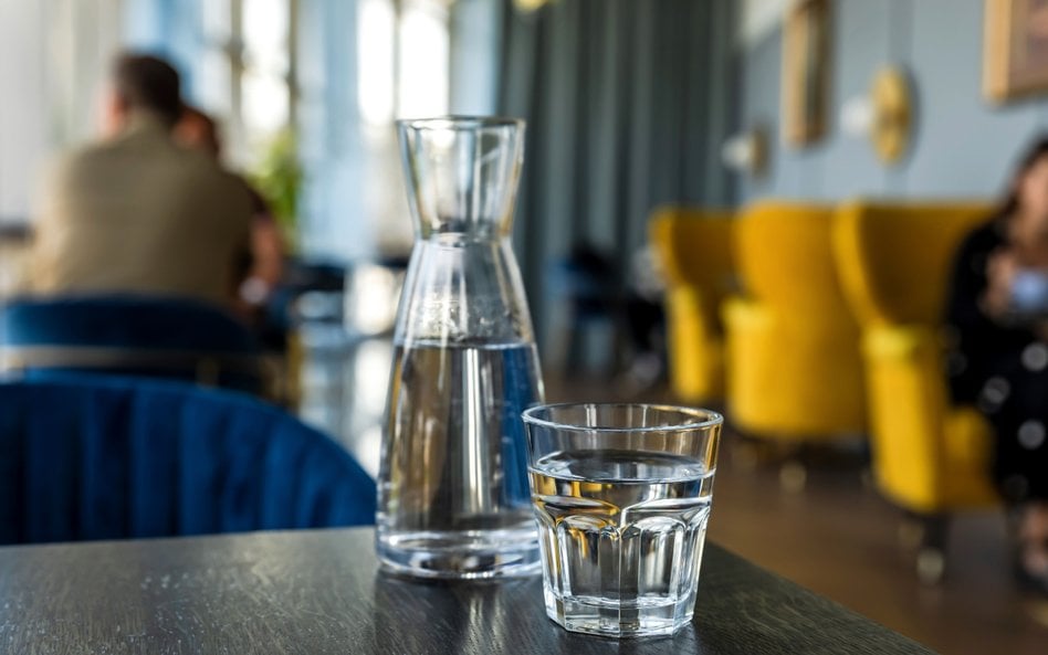 Darmowej kranówki w restauracjach i kawiarniach na razie nie będzie