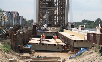 Sierpień 2022 r. Operacja przesuwania przęsła nowego mostu kolejowego nad Narwią w Uhowie. To najwię
