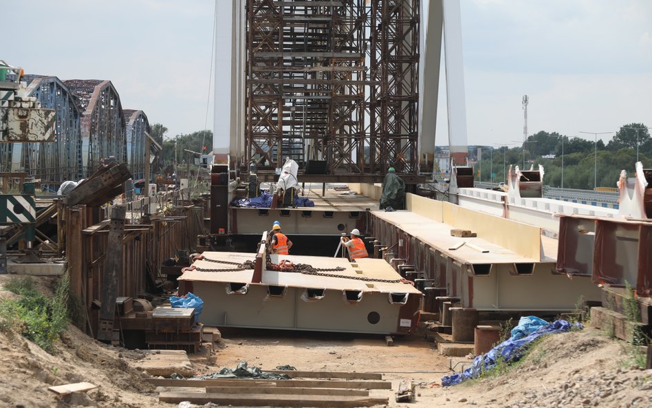 Sierpień 2022 r. Operacja przesuwania przęsła nowego mostu kolejowego nad Narwią w Uhowie. To najwię
