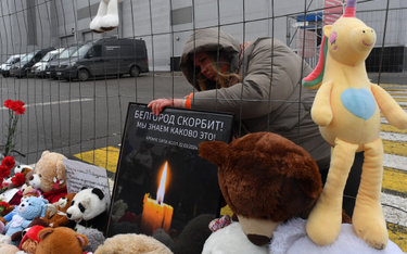 Rosjanie wychodzą na ulice, by pożegnać ofiary