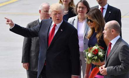Prezydent USA Donald Trump przed szczytem G20 w 2017 roku w Hamburgu, witany na lotnisku przez ówcze