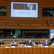 Minister finansów Ukrainy Serhij Marczenko (na ekranie) przemawia podczas spotkania ministrów finans